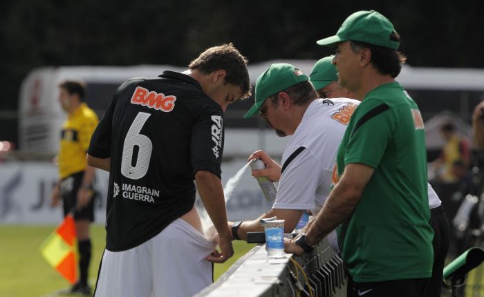 Marcelo Oliveira passa instruções a Lucas Mendes no jogo com Corinthians: técnico ficou satisfeito com a defesa | Jonathan Campos / Gazeta do Povo