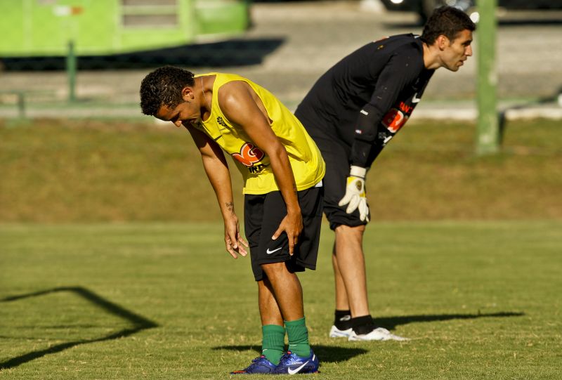 Rafinha, em primeiro plano, desfalca o Coxa diante do Iraty | Antônio Costa / Gazeta do Povo