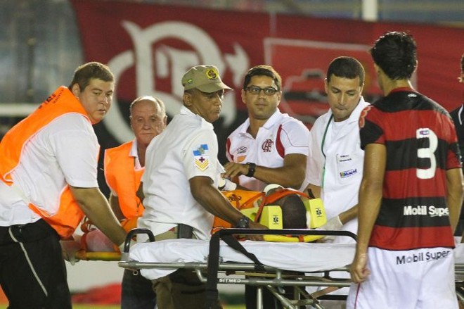 Após o choque com o adversário, o goleiro Felipe ficou insconsciente e saiu do estádio em uma ambulância | Rui Porto Filho/Folhapress