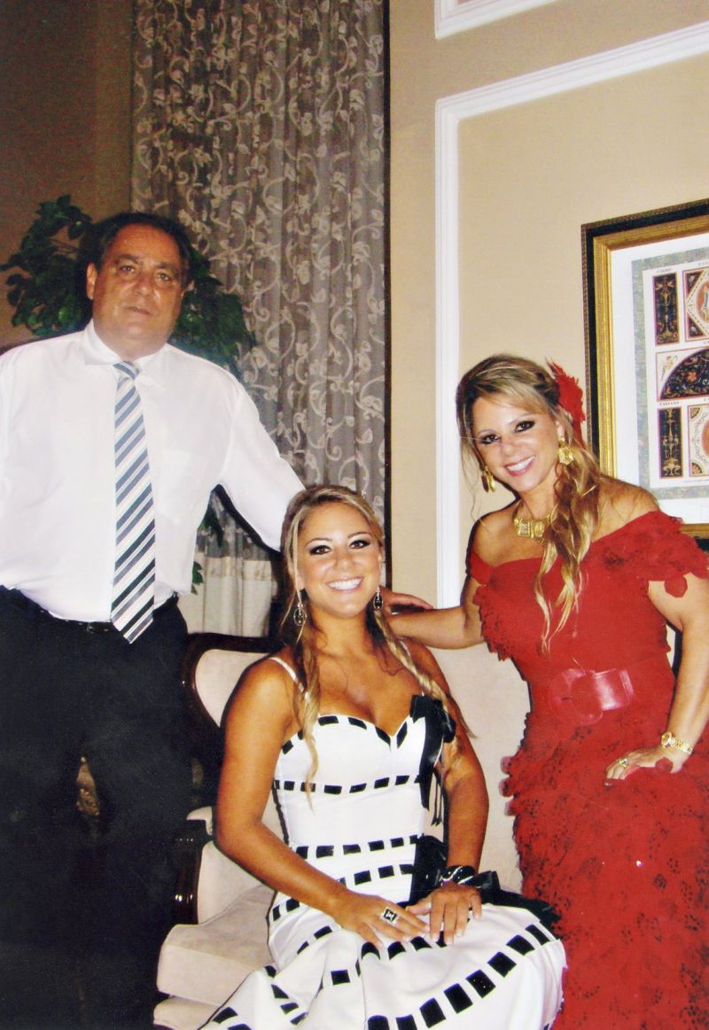 Personagem do Young Set curitibano, Mariana Galléas, ladeada pelos pais, Dirceu e Zaira Galléas, recebe neste sábado cumprimentos de idade nova. Em abril, dia 2, o casal Galléas também tem belo motivo para celebrar: seu aniversário de casamento | Divulgação