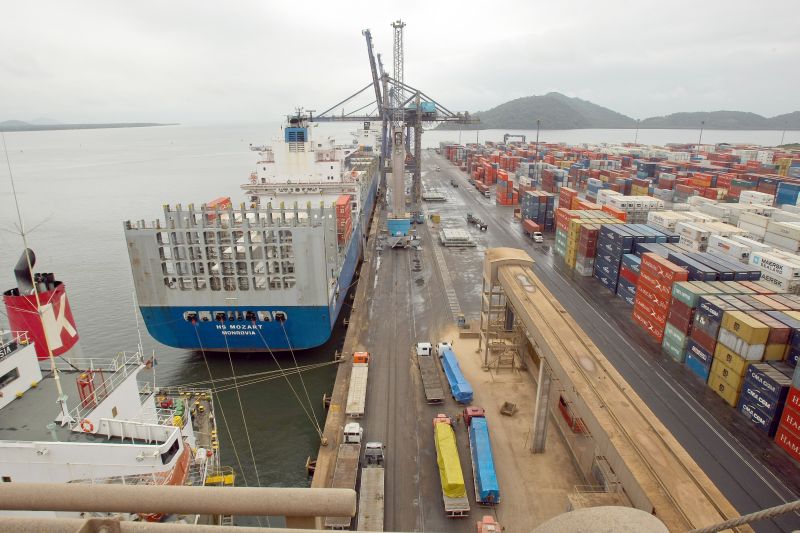 Embarque de contêineres em Paranaguá | Daniel Castellano/ Gazeta do Povo