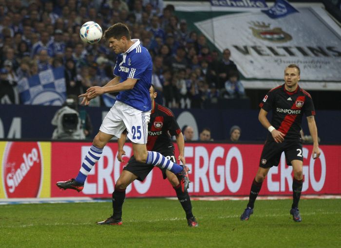 O holandês Huntelaar cabeceia para balançar a rede na vitória do Schalke em casa sobre o Bayer Leverkusen | Ina Fassbender/Reuters