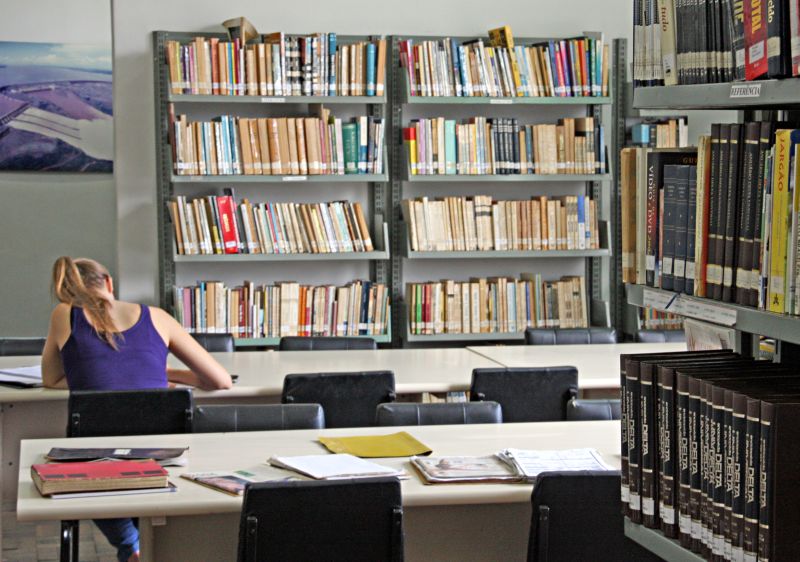 A Biblioteca Pública de Foz do Iguaçu tem obras de 20 dos 55 autores que ganharam o Nobel entre 1959 e 2011: é preciso ter referência na aquisição de acervos | Christian Rizzi/Gazeta do Povo