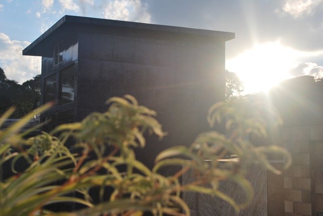 Atualmente, o jazigo possui oito gavetas, mas não se sabe ao certo quantas pessoas estão enterradas ali |