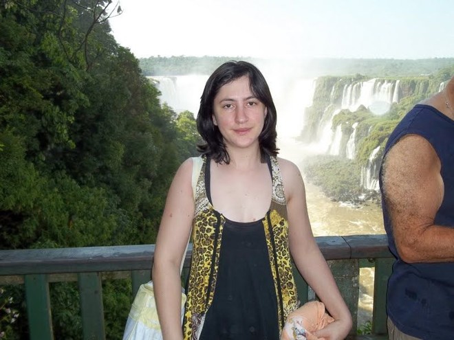 Foto de Laura Joice cedida pela família. Atualmente, a jovem está com os cabelos ruivos |