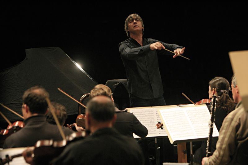 O maestro Osvaldo Ferreira ensaiando com os músicos em setembro do ano passado: orquestra inicia 2012 com nível técnico superior | Priscila Forone/Gazeta do Povo