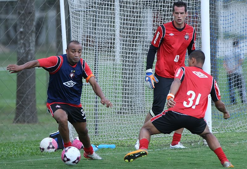 Vinícius, ao fundo, começará jogando diante do Cianorte, enquanto que Ricardinho, com a bola, deverá entrar durante a partida | Aniele Nascimento / Agência de Notícias Gazeta do Povo