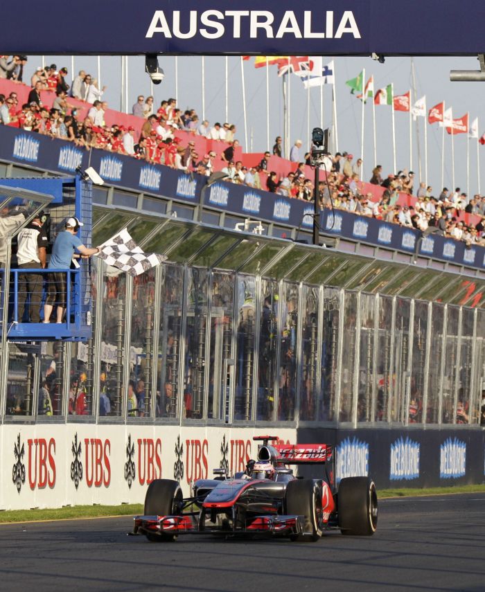 Jenson Button recebe a bandeirada no GP da Austrália - vitória reforça pontencial da McLaren na temporada | Reuters