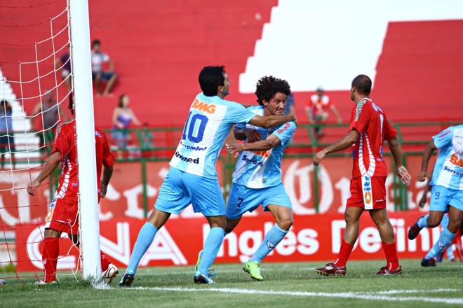 Arthur abriu caminho para a vitória do Tubarão em Paranavaí. Jogando bem, Londrina é o líder do segundo turno | Roberto Custodio/Jornal de Londrina
