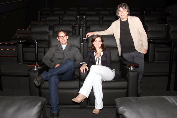 O cineasta Aly Muritiba (à esq.), Bia Schmidt, superintendente de marketing do Itaú Unibanco, e Adhemar Oliveira, diretor de programação da rede Espaço Itaú de Cinema receberam convidados ontem para a reabertura das salas de cinema do Shopping Crystal. Aly é um dos organizadores do festival Olhar de Cinema, que ocorrerá em maio no Espaço Itaú do shopping | Walter Alves