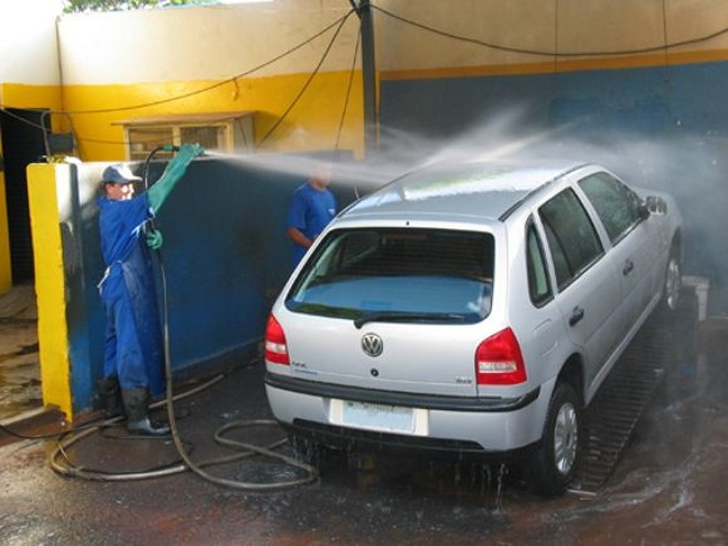 Depois de lavar o carro, não deixe de enxugá-lo também ou, pelo menos, deixe-o secar à sombra | Arquivo