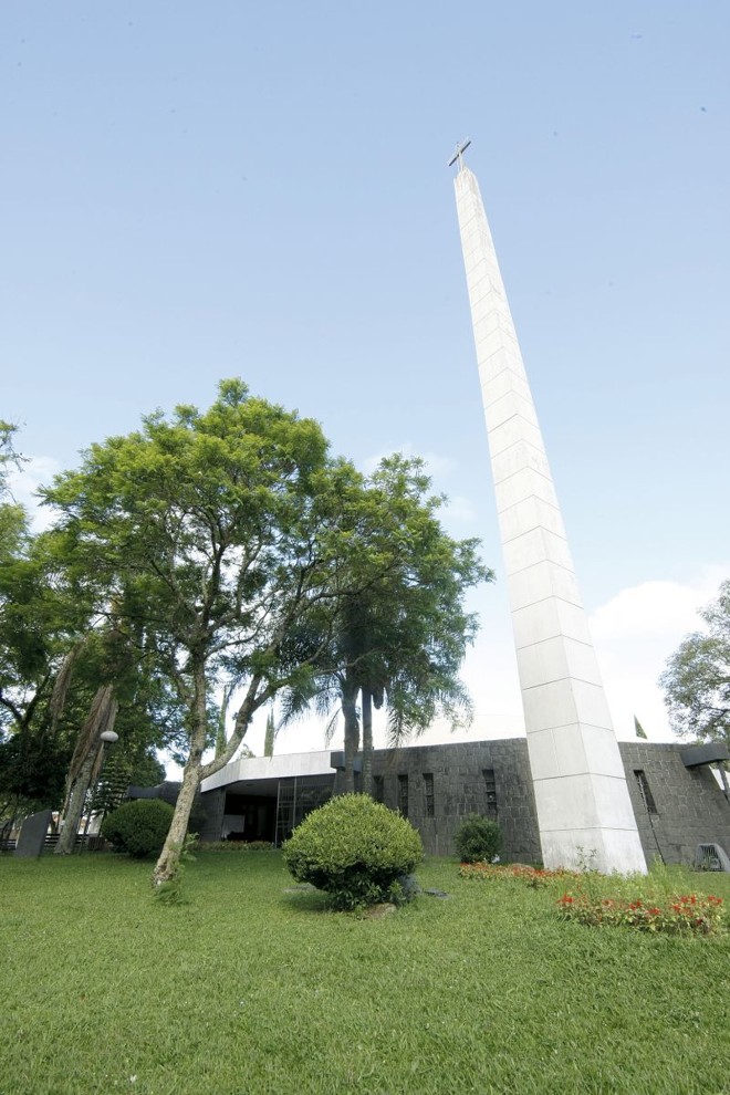Atual santuário está na Praça Portugal. Em dia de novena, os fiéis disputam lugar dentro da igreja lotada |
