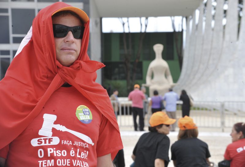 Manifestante defende o piso durante julgamento da constitucionalidade da lei no STF em 2011: pagamento obrigatório | Elza Fiúza/Agência Brasil