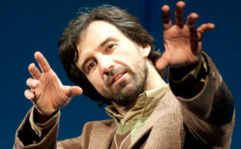 Na peça, que é um monólogo, o ator Charles Fricks tem apenas uma cadeira como cenário | Divulgação