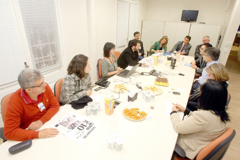 Conselheiros (acima) em reunião que teve a presença de diretores do jornal gaúcho NH, de Novo Hamburgo | Hugo Harada/ Gazeta do Povo