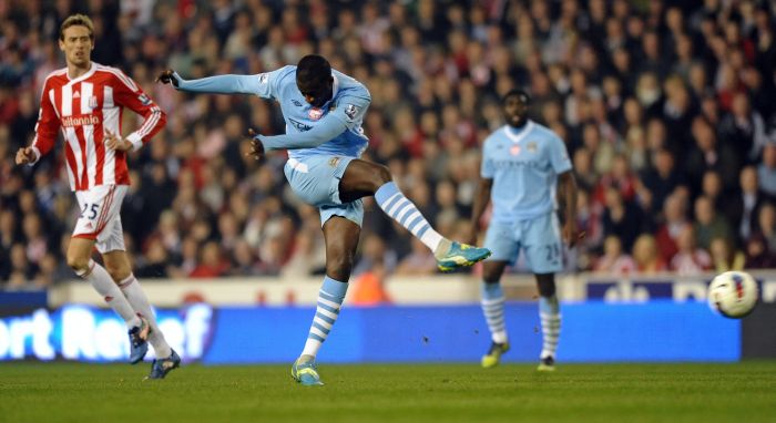 O marfinense Yaya Touré chuta de longe para empatar o jogo deste sábado contra o Stoke City | Paul Ellis/AFP