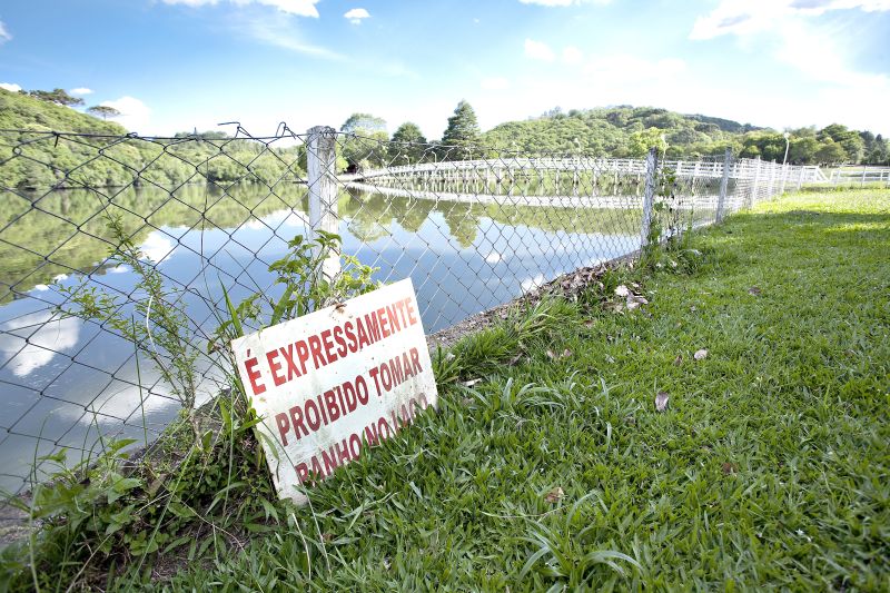 No município de Farroupilha (RS), não há coleta e tratamento de esgoto. O efeito está no Açude Santa Rita, onde a água cheira mal e fica coberta de mosquitos | Rodrigo Ribeiro/ANDI