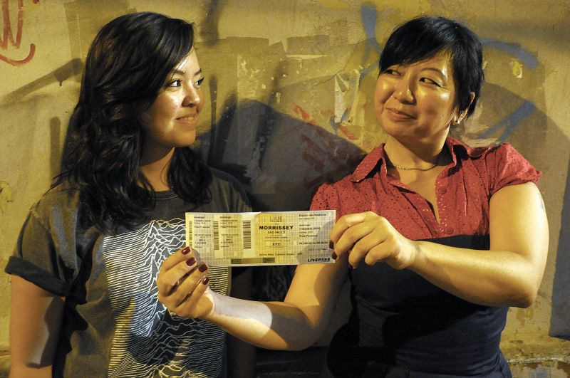 Tami, que vai ao Lollapalooza, e a mãe, Mitie Taketani, que irá assistir Morrissey: gosto em comum fez com que as duas precisassem negociar | Daniel Caron/ Gazeta do Povo