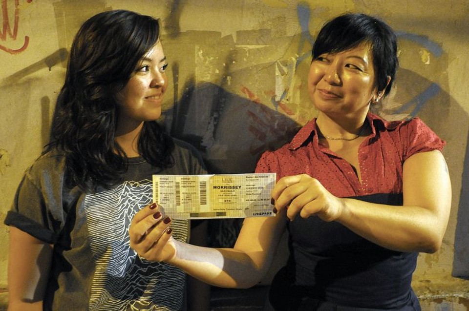 Tami, que vai ao Lollapalooza, e a mãe, Mitie Taketani, que irá assistir Morrissey: gosto em comum fez com que as duas precisassem negociar | Daniel Caron/ Gazeta do Povo