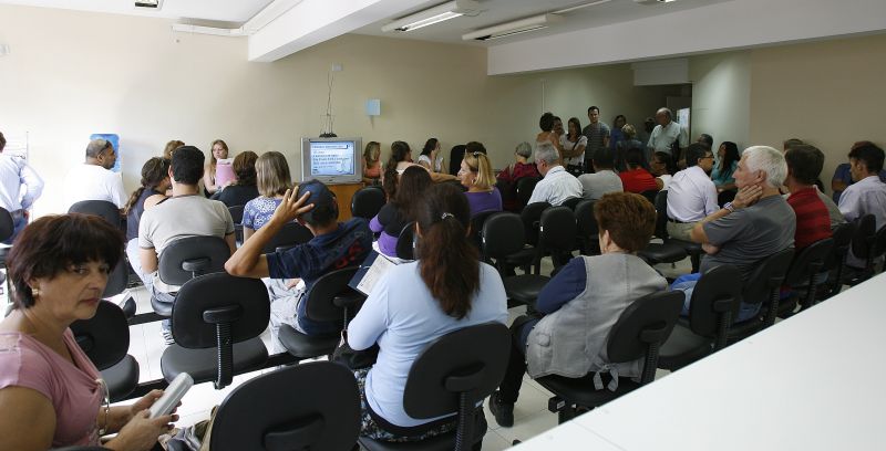 Para dar conta da procura diária, funcionários da sede do Procon-PR acabam extrapolando as 140 senhas distribuídas | Jonathan Campos/ Gazeta do Povo