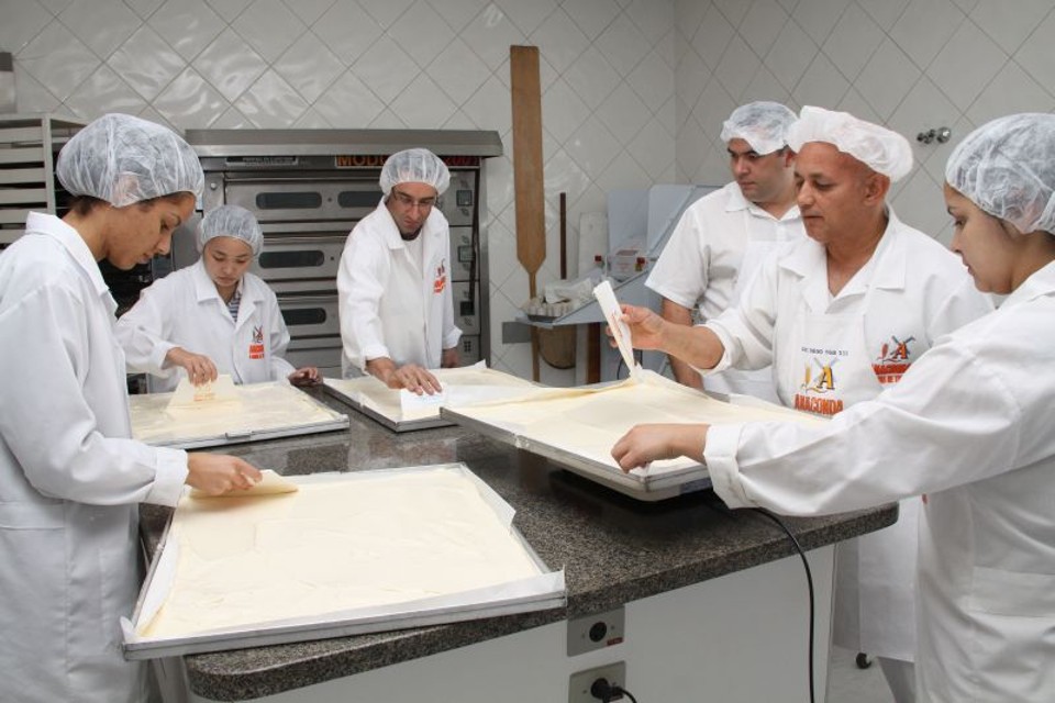 Cerca de 20 pessoas trabalham na finalização do bolo, que ficará pronto nesta sexta-feira (23) e será distribuido para a população neste domingo (25) | Divulgação/SIPCEP