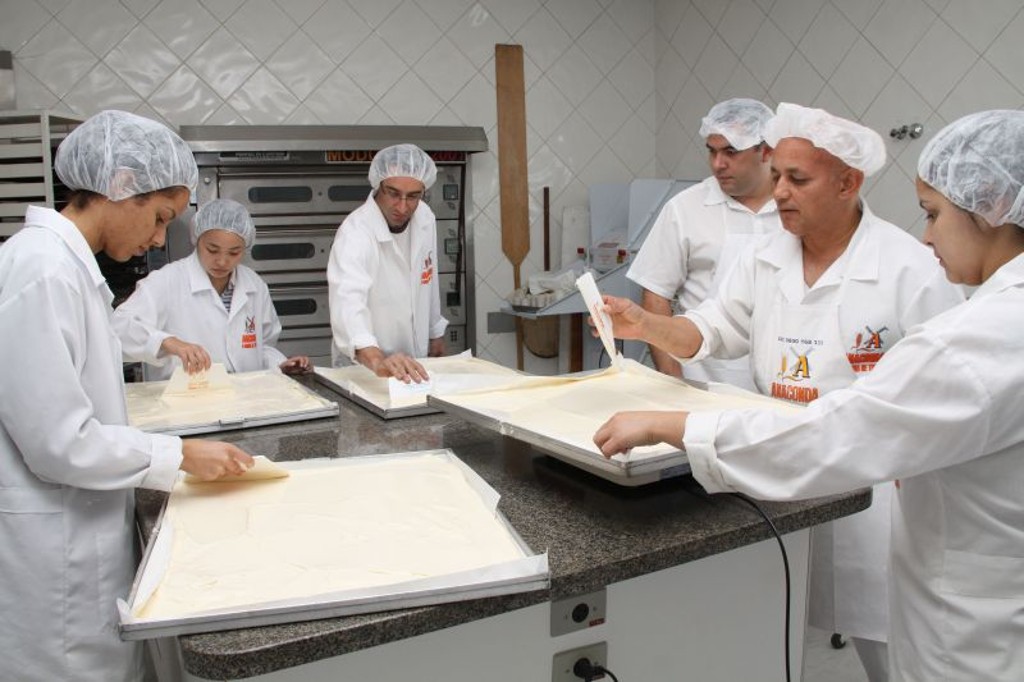 Cerca de 20 pessoas trabalham na finalização do bolo, que ficará pronto nesta sexta-feira (23) e será distribuido para a população neste domingo (25)