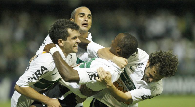 Autor do terceiro gol, Lincoln abraça Geraldo, responsável pela jogada | Antonio Costa/ Gazeta do Povo