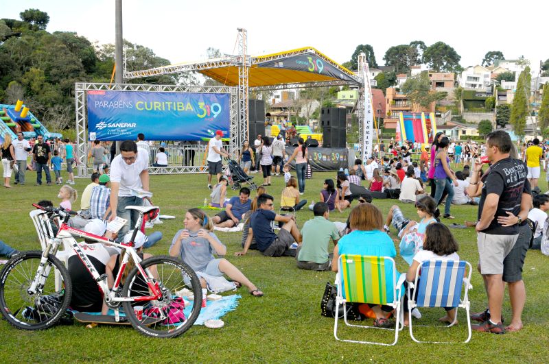 Parque Barigui recebeu milhares de pessoas que curtiram as bandas, brinquedos infláveis e jogos para as crianças | Daniel Castellano/Gazeta do Povo