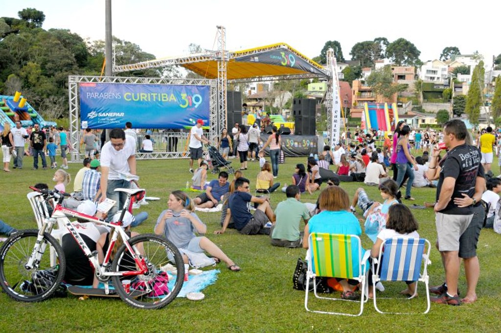 Parque Barigui recebeu milhares de pessoas que curtiram as bandas, brinquedos infláveis e jogos para as crianças