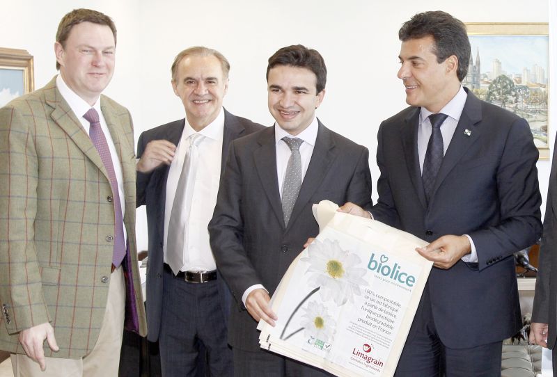 Ao lado de executivos da Limagrain Guerra e do ex-secretário de Estado Alceni Guerra, o governador Beto Richa segura uma sacola feita de plástico biodegradável de milho | AENotícias