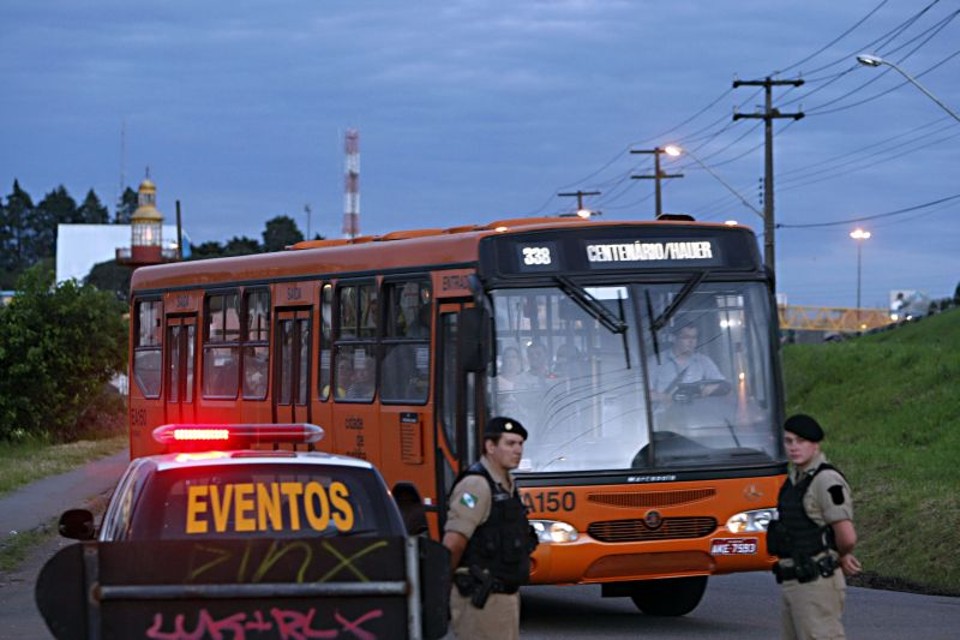 Os ônibus circulavam e a movimentação de estudantes era normal. Mais cedo, as pessoas seguiram para os locais de trabalho | Albari Rosa/Agência de Notícias Gazeta do Povo