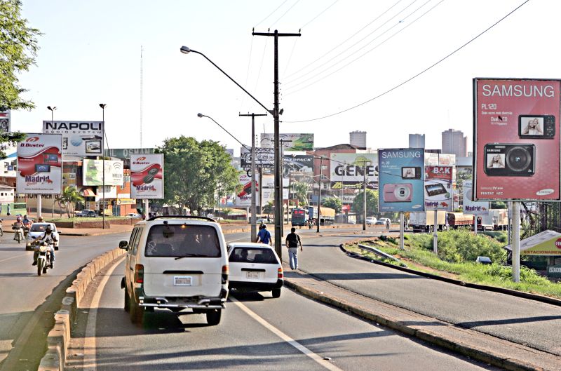 Poluição visual em Foz do Iguaçu: garantia à paisagem também deve ser direito assegurado ao cidadão, dizem especialistas | Christian Rizzi / Gazeta do Povo
