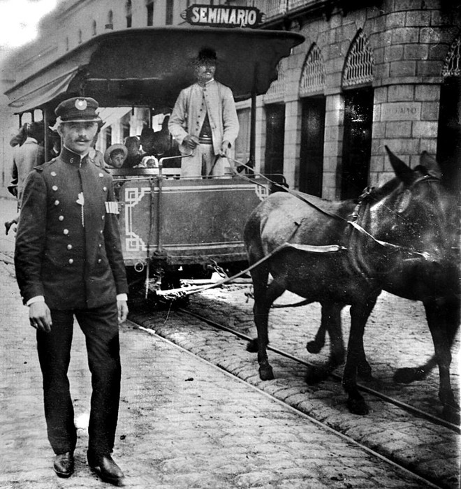 Bonde de mulas circulando pela Rua XV esquina com atual Monsenhor Celso, em novembro de 1911 |