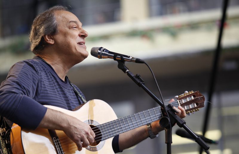 Toquinho reuniu cerca de 10 mil pessoas na Boca Maldita, no Centro de Curitiba, em um show para comemorar o aniversário da cidade | Jonathan Campos/Gazeta do Povo