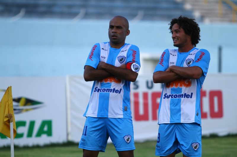 Alexandre Oliveira (esq) comemora o gol dele pelo Londrina contra o Corinthians-PR | Gilberto Abelha / Gazeta do Povo