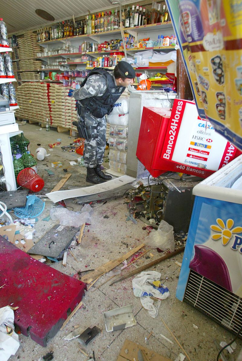 Caixa arrombado em janeiro deste ano em Campo Magro: persistindo os números, ataques podem chegar a mais de 200 em 2012 | Anderson Tozato/Tribuna do Paraná