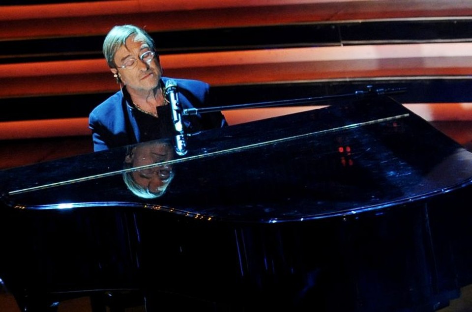 Nascido em 4 de março de 1943 em Bolonha, Dalla foi um dos cantores italianos que mais venderam discos. Seu álbum DallaAmeriCaruso, de 1986, vendeu nove milhões de cópias | AFP PHOTO / TIZIANA FABI