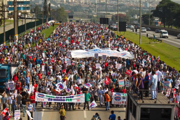 Metalúrgicos querem o leão longe da PRL- Milhares de metalúrgicos pararam na manhã ontem a Via Anchieta, que liga São Paulo à Baixada Santista, para protestar contra a incidência de Imposto de Renda na Participação nos Lucros e Resultados (PLR) paga anualmente aos trabalhadores. Após a manifestação, líderes do grupo viajaram a Brasília para reunião com o ministro da Fazenda, Guido Mantega. Desde o fim de 2011 o governo prometia estudar o impacto da medida e fazer uma proposta aos trabalhadores. Hoje o alvo será a Avenida Paulista, onde haverá protestos de trabalhadores das 43 agências bancárias localizadas na via pelo mesmo motivo. Atualmente, apenas quem recebe PRL inferior a R$ 1.566,62 está isento de pagar Imposto de Renda sobre este valor. Os sindicatos propõem isenção para quem ganha até R$ 8 mil | Danilo Verpa/Folhapress