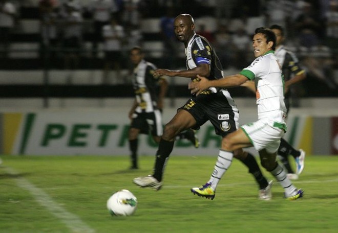 Zagueiro Negrete tenta conter ataque do Juventude: Operário foi goleado por 4 a 0 e deu adeus à Copa do Brasil | Josué Teixeira / Gazeta do Povo