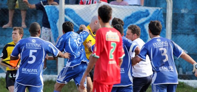 O árbitro José Mendonça recebe socos e pontapés dos jogadores do Urano | 