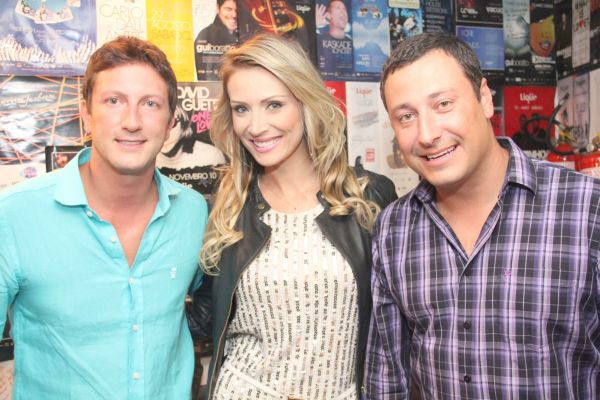 A balada de quinta-feira ferveu na reinauguração da Liqüe, quando os convidados dançaram ao som do DJ Edo Krause (à dir.) e da vocalista de house music paulistana Esther Campos, na foto acompanhados por Leandro Jabur, um dos sócios da casa | Fernando Smak