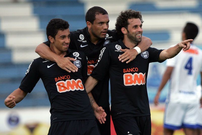 Lincoln comemora com os companheiros após marcar o primeiro gol do Coxa. Ele fez três diante do Iraty | Henry Milléo / Gazeta do povo