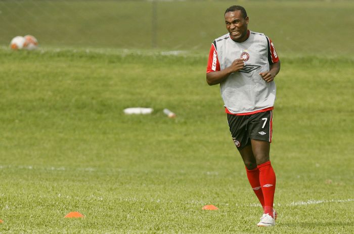 Treino de sábado definirá se Guerrón joga contra o Roma | Antonio More / Gazeta do Povo
