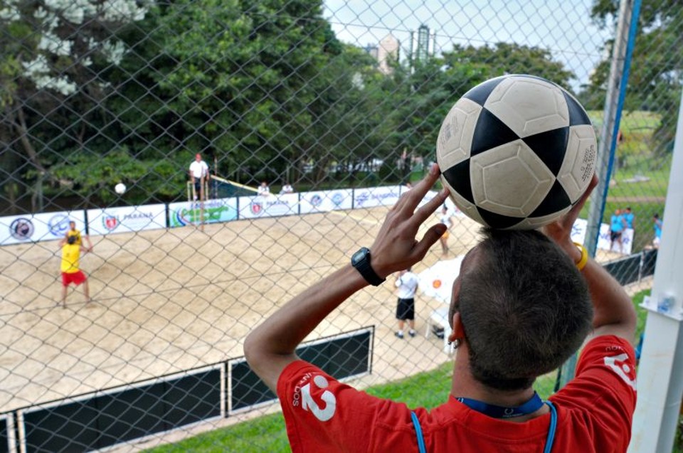 Adrian Maceda, da Espanha, brinca de equilibrar a bola na cabeça | Daniel Caron/ Gazeta do Povo