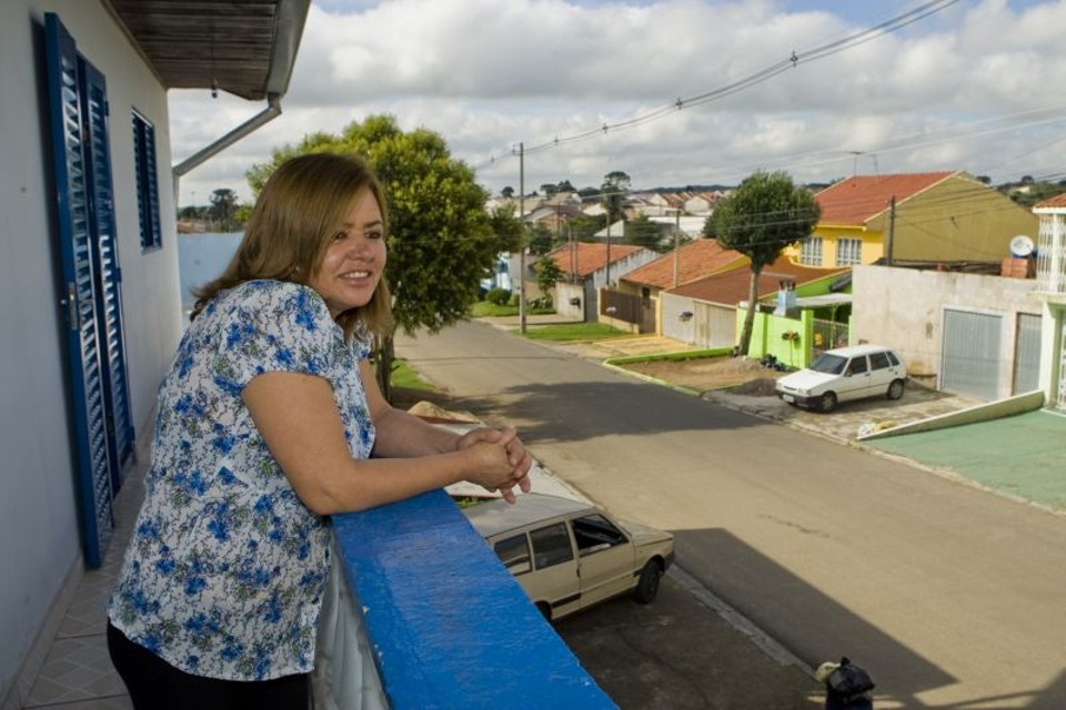 Claudete Bezerra estabeleceu uma relação de amizade e confiança com uma vizinha. Juntas, elas compartilham a responsabilidade pela segurança de suas casas | Antônio Costa/ Gazeta do Povo