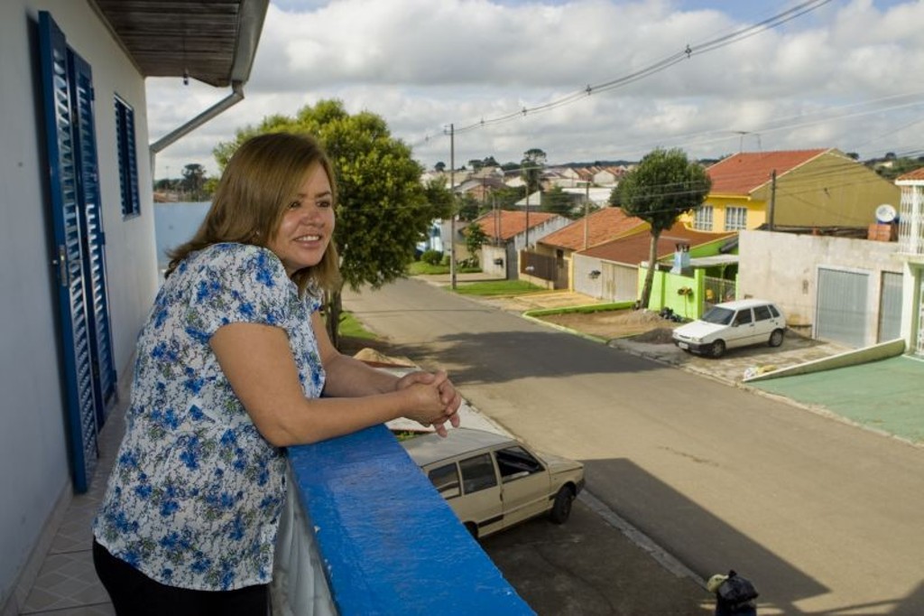 Claudete Bezerra estabeleceu uma relação de amizade e confiança com uma vizinha. Juntas, elas compartilham a responsabilidade pela segurança de suas casas
