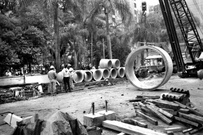 Obras do desvio do Rio do Ivo para o canal de vazão, na Praça Carlos Gomes. Em foto de 23 de abril de 1993 | 