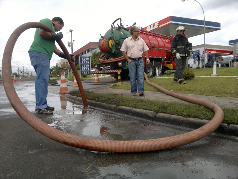 O trabalho de sucção do combustível era realizado por uma empresa contratada pelo posto de combustível que fica no local | Heliberton Cesca/Gazeta do Povo