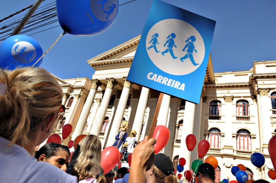 Docentes decidem manter greve na capital Cerca de 3 mil grevistas participaram ontem de uma passeata em Curitiba: sindicato rejeitou prazo pedido pela prefeitura | Marcelo Andrade/Gazeta do Povo