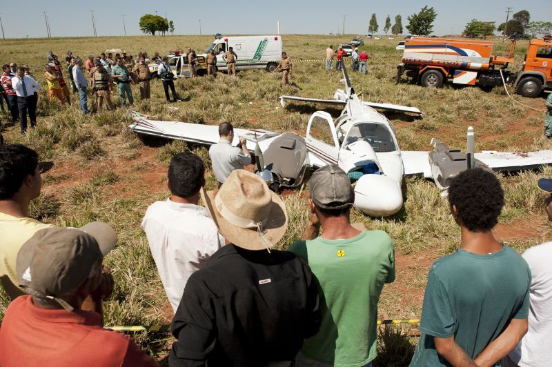 Em Ângulo, na região de Maringá, um avião bimotor caiu em setembro do ano passado matando as três pessoas que estavam a bordo: Paraná teve pelo menos quatro acidentes aéreos graves em 2011 | Fabio Dias/Gazeta do Povo/Arquivo